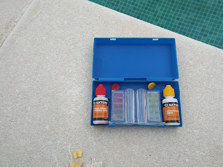 test kit para medida del pH y cloro de la piscina