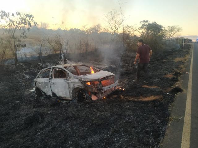 Médico de Ibotirama perde controle de carro, e veículo pega fogo durante acidente