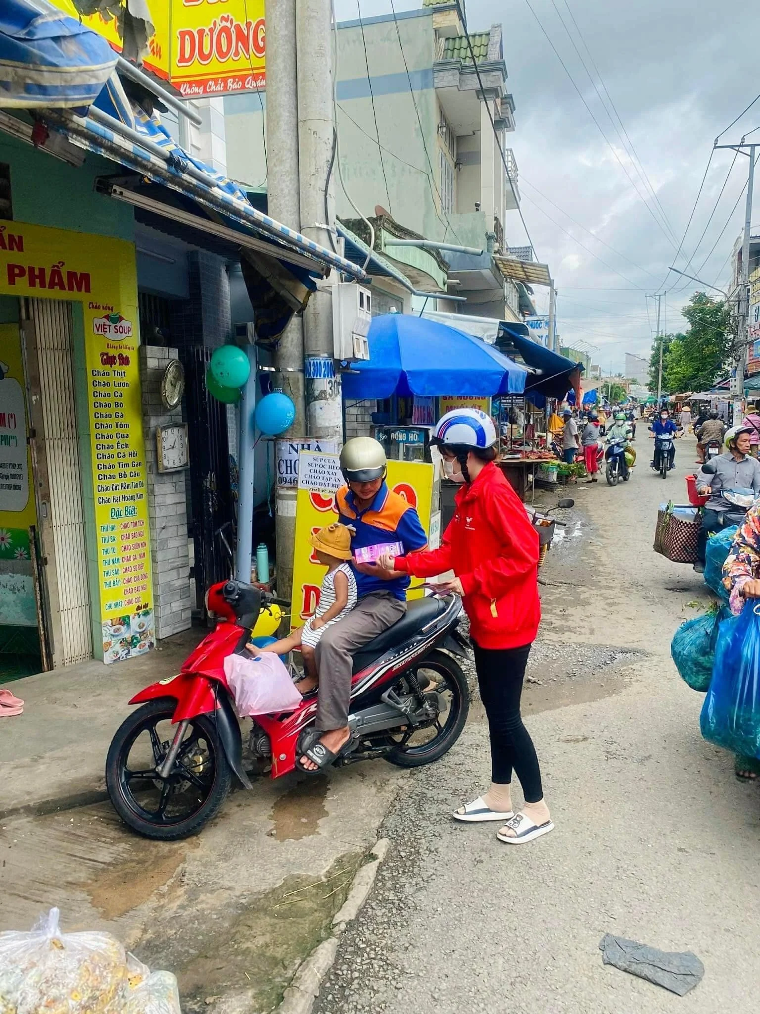 Phát Tờ Rơi Là Hoạt Động Thường Xuyên Được Hệ Thống Xe Máy Vĩnh Trường Tổ Chức