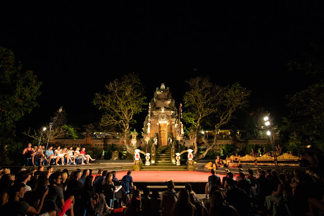 Danza tipica balinese al Tempio Pura Taman Saraswati-Ubud-Bali