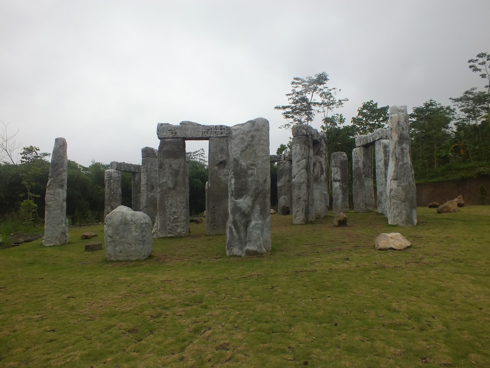 Lingkaran batu batu Stonehenge Merapi