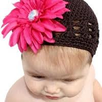 Topi bayi perempuan warna coklat dengan bunga pink