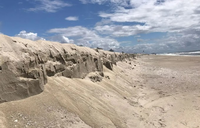 Grande degrau de areia se forma na orla da praia de Matinhos 