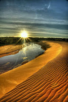 Ma Vision est comme un crépuscule où s’entremêle le jour et la nuit. Vient l’innocence, le souvenir, l’espérance d’être aimé, les préludes du temps, regarder la venue du jour, observer la scène ! 