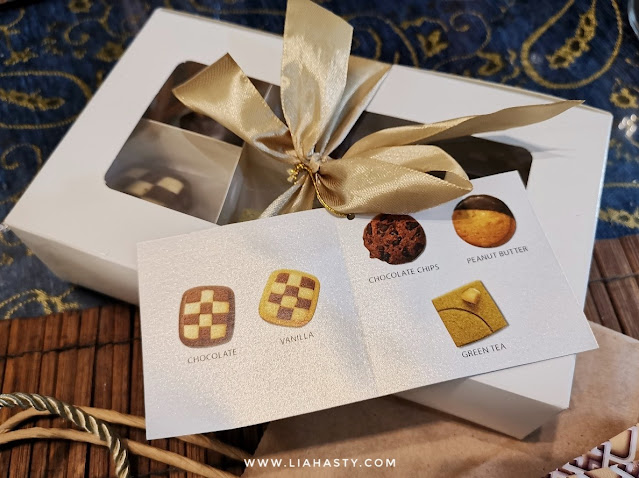 Raya Gift Batik Swiss Roll & small assorted cookies dari Shangri-La's Rasa Sayang Resort and Spa