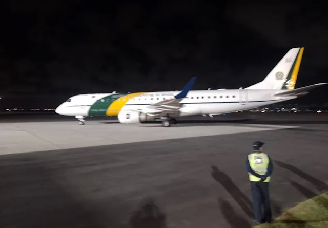 Famílias resgatadas da Faixa de Gaza chegam ao Brasil em avião do governo