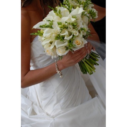 ramo-de-novia-de-calas-fresias-y-rosas