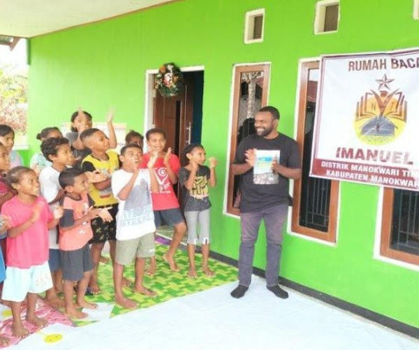 Lamek Dowansiba, Penggiat Literasi Papua Dirikan 34 Rumah Baca