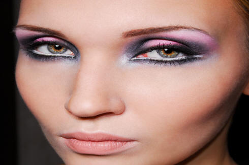 emo eyes makeup. how to apply emo eye makeup.