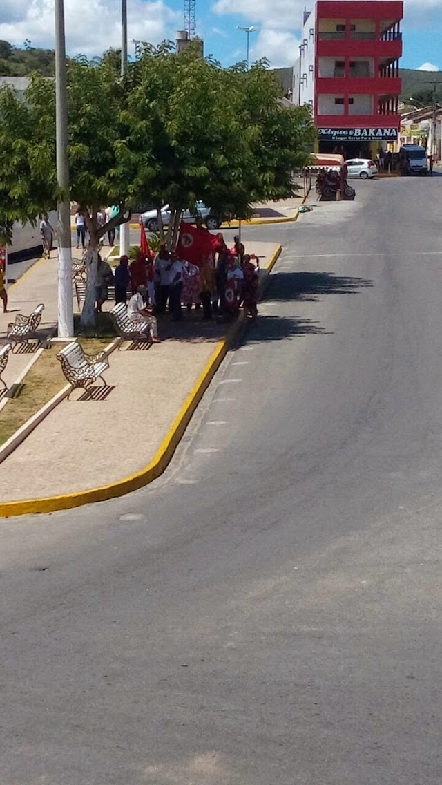 SEM TERRAS FAZEM MANIFESTAÇÃO EM BOM CONSELHO