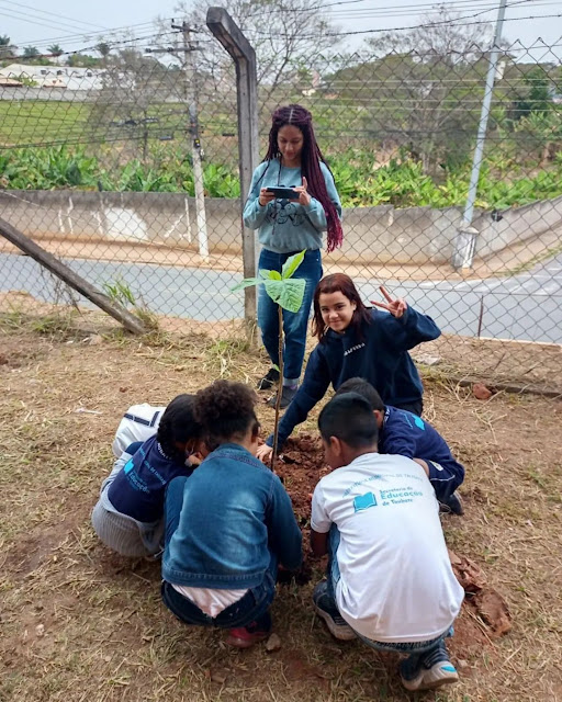 Mais um dia de plantio de árvores nas escolas da rede municipal de ensino!