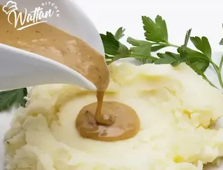 بطاطا المهروسة بالحليب وصلصة الفطر