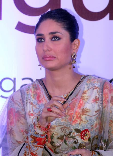 Kareena Kapoor sexy look in a saree + other HQ Unwatermarked pics