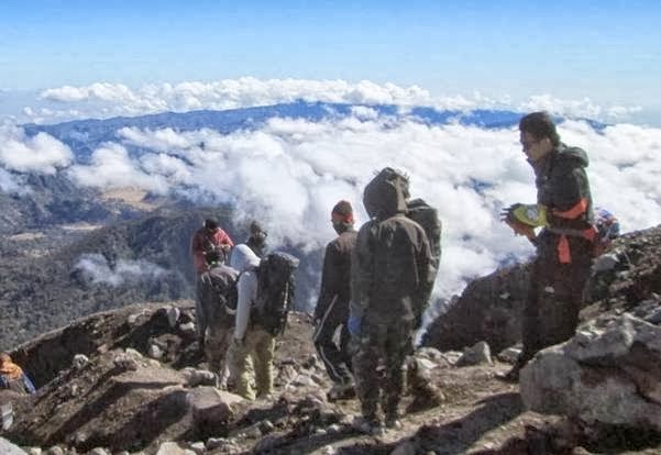 Gunung Semeru Mahameru Puncak Tertinggi di Jawa | Berita ...