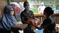 Atasi Kesulitan Warga Saat Pandemi Covid-19, Danramil 04/Lrj Salurkan Bantuan Sembako Ke Warga