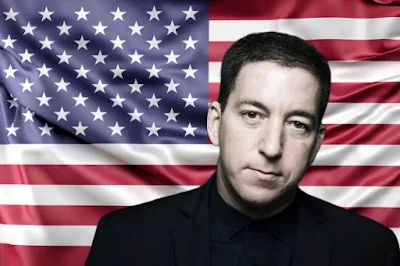 Glenn Greenwald com bandeira EUA ao fundo