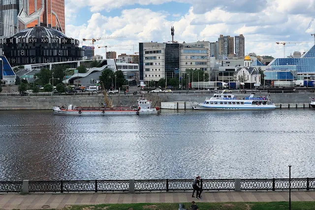 набережная Тараса Шевченко, Москва-река, вид на Краснопресненскую набережную, Москва-Сити, выставочный комплекс «Экспоцентр»