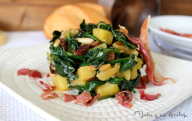 Espinacas salteadas con manzana, piñones y pasas. Julia y sus recetas