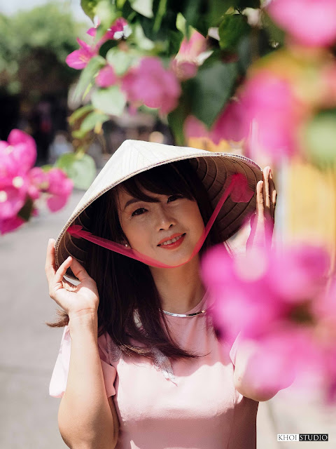 Take outdoor portrait photos with bougainvillea flowers at Tran Phu Street, Hoi An. Photo: Khoi Studio.