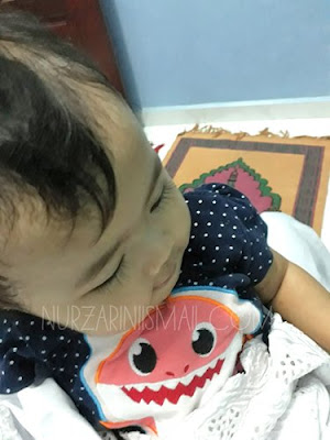 Solat Sambil Dukung Bayi