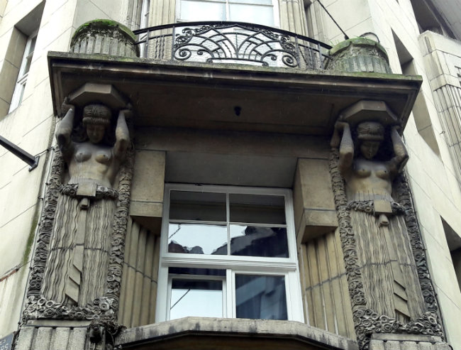 Art Deco in Namur, Belgium | Happy in Red