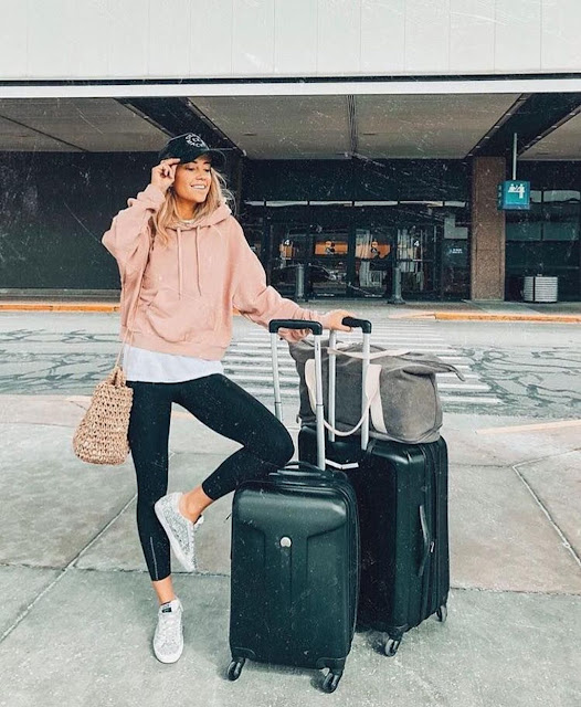 airport outfit ideas come vestirsi per viaggiare in aereo cosa metto per viaggiare in aereo outfit viaggio aereo estate 2022 fashion blogger italiane blog di moda colorblock by felym