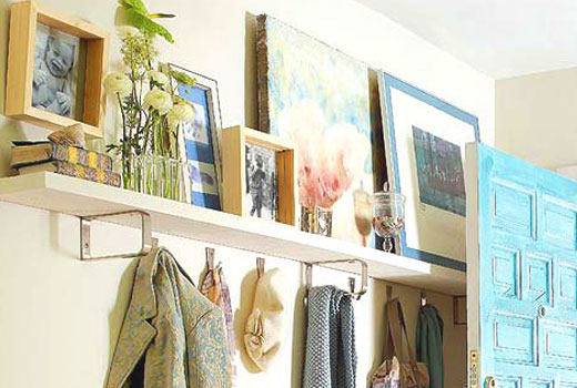 In large hallways you can organize shelves, shelving, tables, coasters for decor