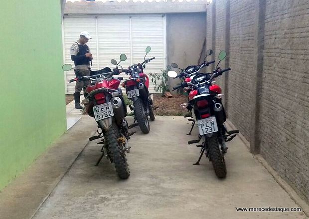 Polícia recupera quatro motos roubadas dentro de residência em Santa Cruz