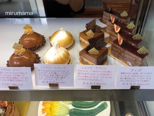 ケーキの棚