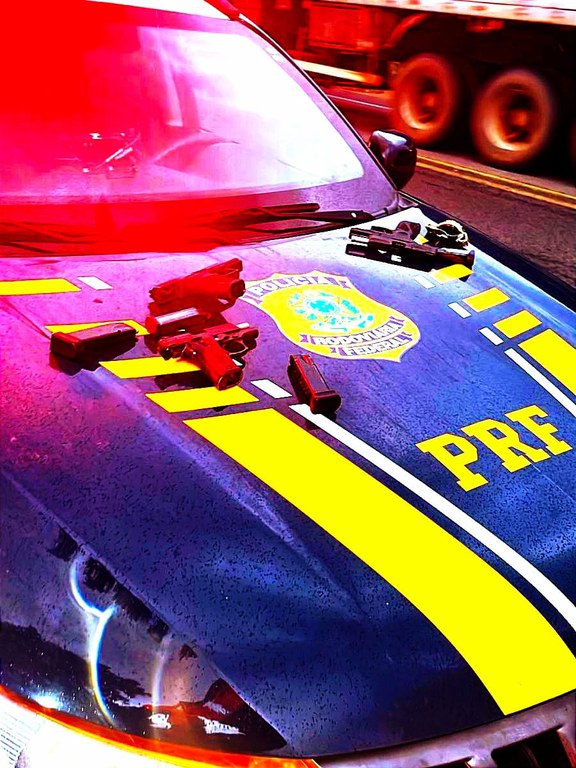 Foragidos da justiça são presos em flagrante com pistolas, munições e drogas na BR 101 em Santo Antônio de Jesus (BA)