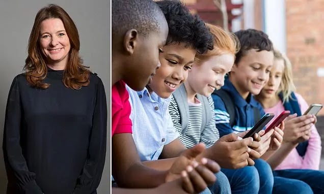 The Controversial Move Banning Mobile Phones in English Schools