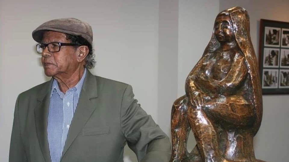 Fotografia de Ramon Oviedo con su escultura La Ciguapa