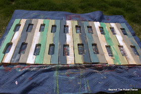 pallets, fusion mineral paint, beyond the picket fence, bedroom decor, http://bec4-beyondthepicketfence.blogspot.com/2015/05/pallet-headboard.html