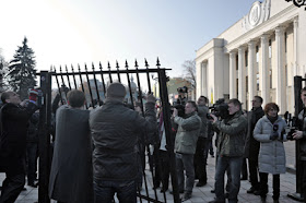 Фото Укринформ:забор и нардепы