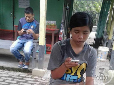 Jaman sekarang itu duduk deket aja ngobrolnya pakai BBM, Chat, Pesbukan