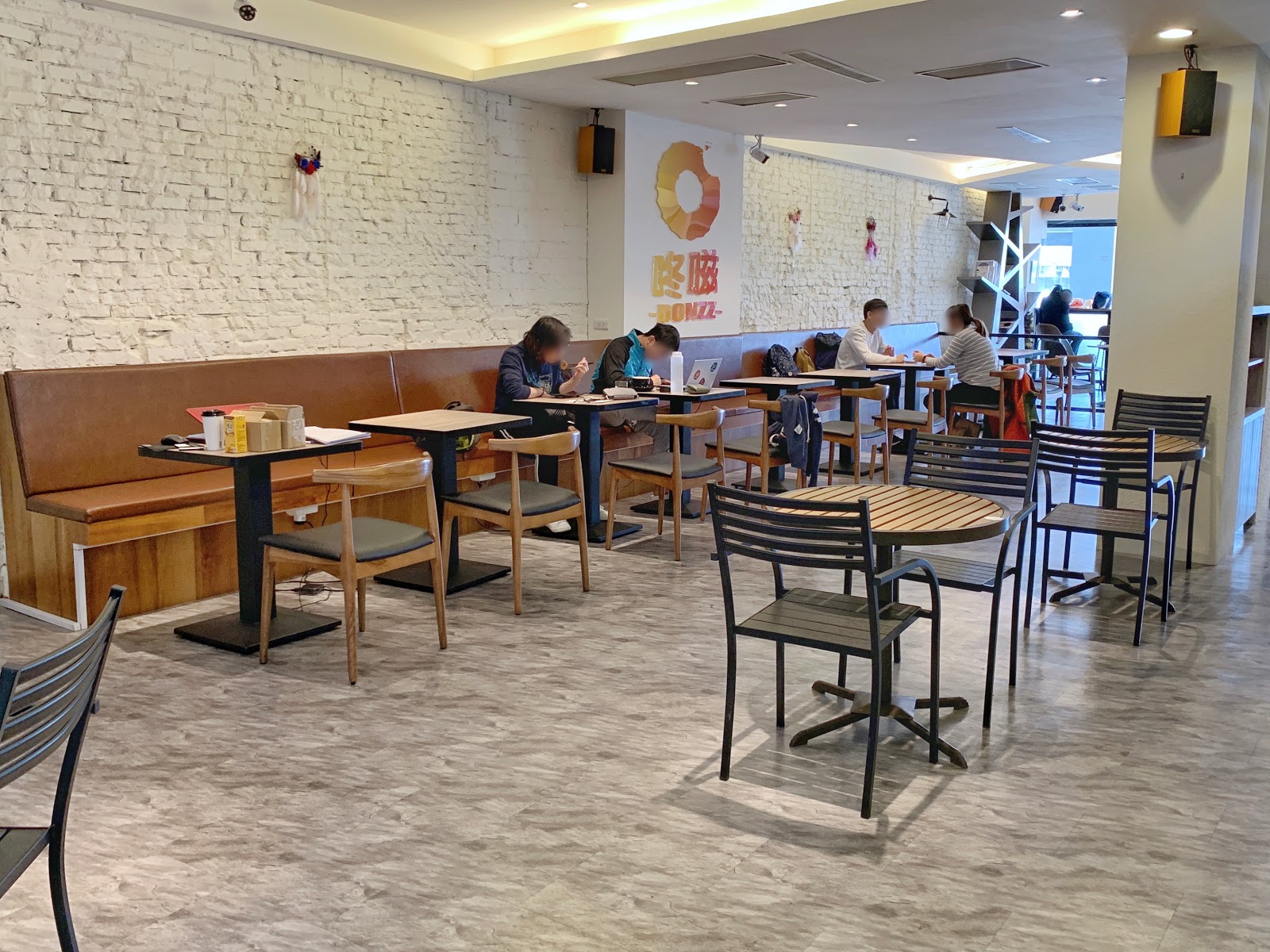 台南東區美食【咚嗞咖啡】用餐環境