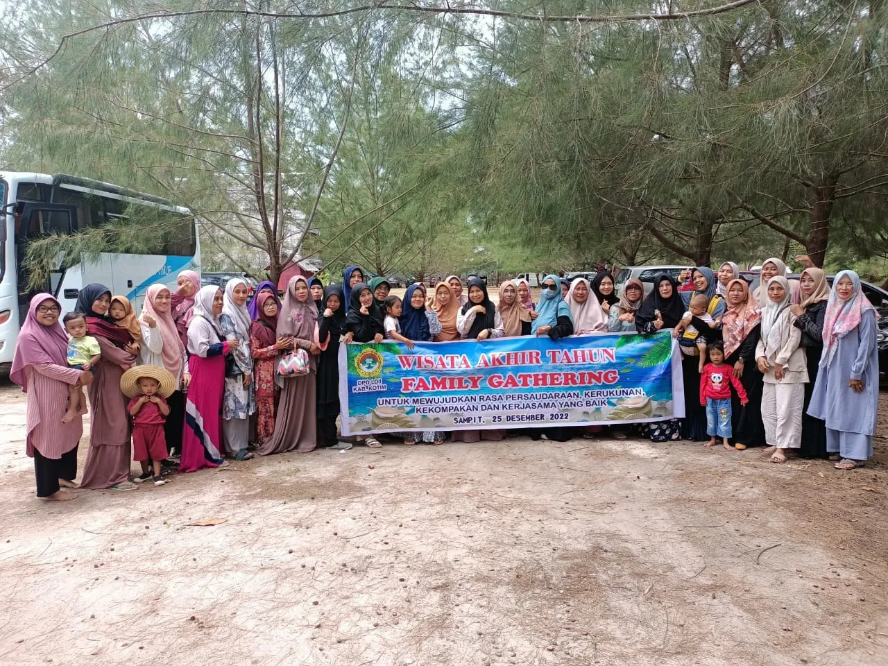 Warga LDII Sampit Berwisata ke Pantai Ujung Pandaran, Pererat Silaturrahim Melalui Family Gathering