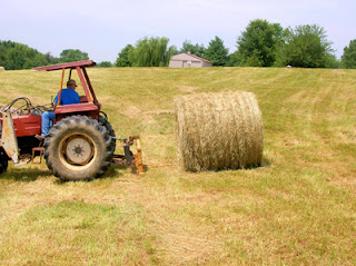 moving round bales 3