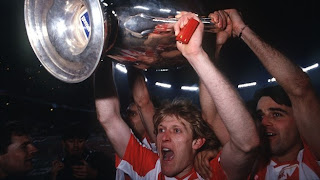 Robert Prosinecki levantando la copa de Europa con el Estrella Roja