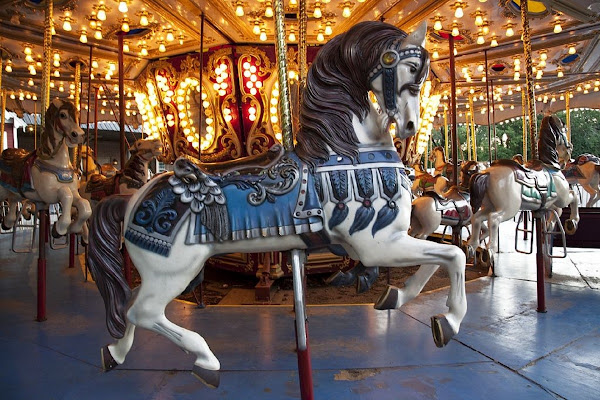 cheval de manège en bois bleu