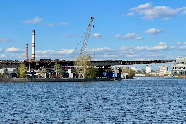 Нагатинская набережная, Москва-река, вид на бывшую территорию ЗИЛ, затон Новинки, строящийся автомобильный мост