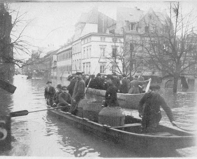 Hoch­was­ser in Neu­wied, 1920, Men­schen fah­ren auf ei­nem Boot durch die Stra­ße