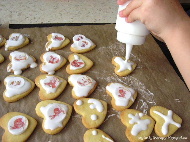 decorating heart cookies