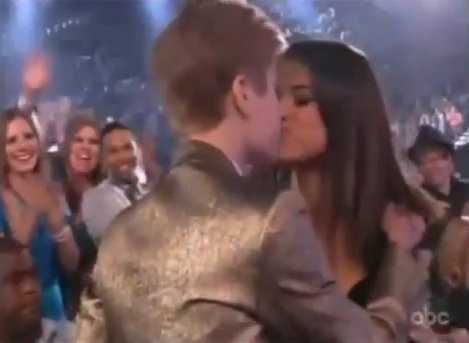 selena gomez justin bieber kiss beach. house Justin Bieber and Selena