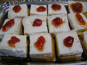 Canapés de queso brie con mermelada de tomate