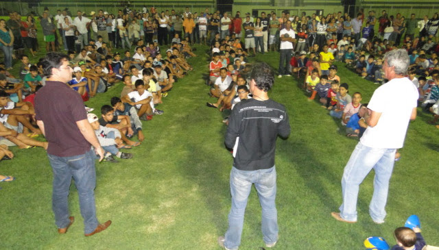 Crianças guapeenses recebem uniformes do Projeto Escolinha de Futebol “Esporte para todos” sexta-feira, 23 de agosto de 2013 Esportes Sem comentários