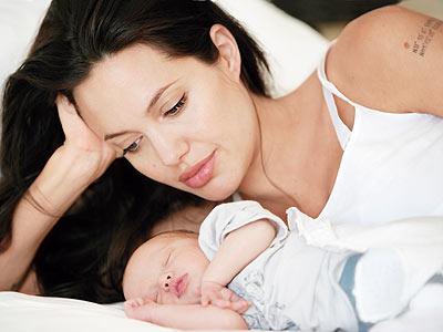 brad pitt and angelina jolie twins 2009. pitt-angelina-jolie-twins-