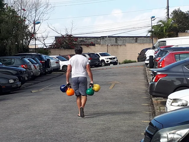 Éder levando os Kettlebells para casa