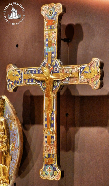 DIJON (21) - Musée des Beaux Arts : Croix de procession en émail champlevé (XIIe siècle)