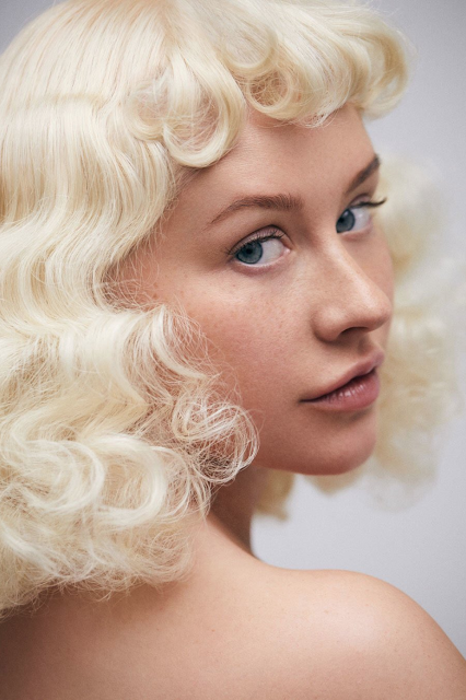 Christina Aguilera se dejó la cara libre de maquillaje para la Revista Paper